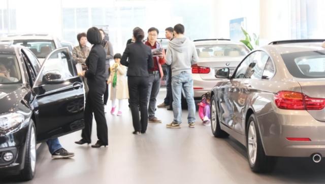 人生第一辆车是买预算十万以内的二手车还是二十几万的新车 新闻时间