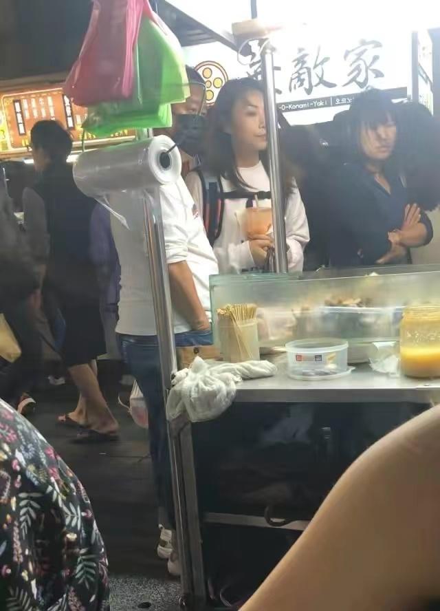 曾志伟照顾好友遗孀，两人逛超市一同回家，多年陪伴关系引人生疑