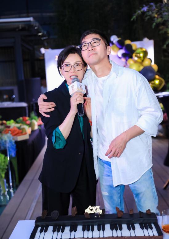 陈数养女母亲节表孝心，送花合影全程不见继子，曾和赵胤胤传离婚