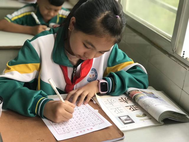 发现女儿早恋怎么教育孩子(如何教育女儿早恋)(图2)