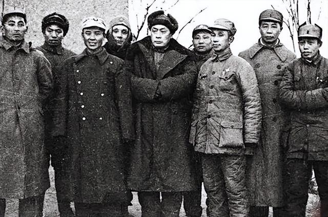 1972年，毛主席穿睡衣参加陈毅追悼会，遗孀眼含泪花：您怎么来了