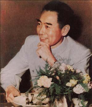 1971年外宾宴会上，国宝九龙杯离奇失踪，周总理安排魔术表演找回