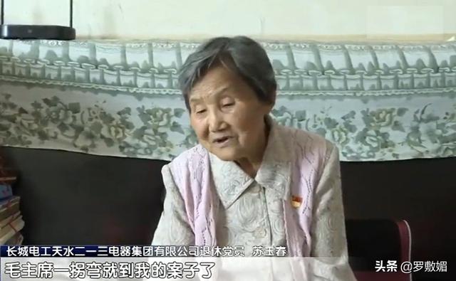 毛主席视察工厂，全厂工人都不开口，只有一人大喊：毛主席好