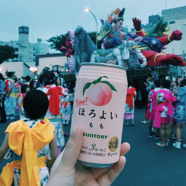 那些年，我曾捧著小吃與世界合影