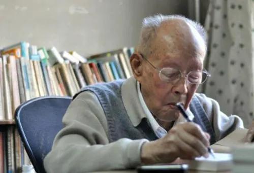 112岁“汉语拼音之父”周有光养生秘诀：6个“习惯”，福寿双全