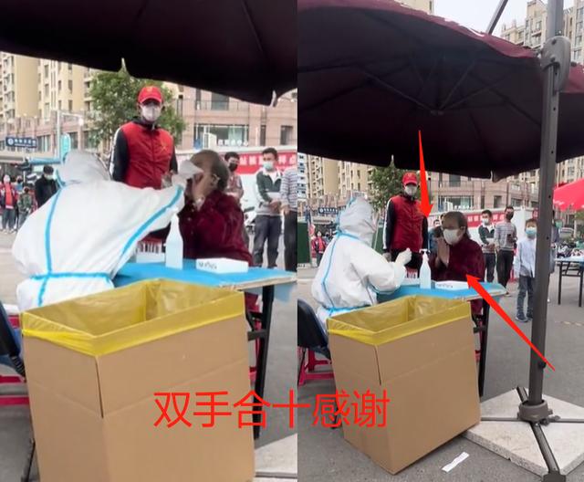 86岁李明启做核酸被拍！拎布包全身无名牌，现场双手合十连连道谢