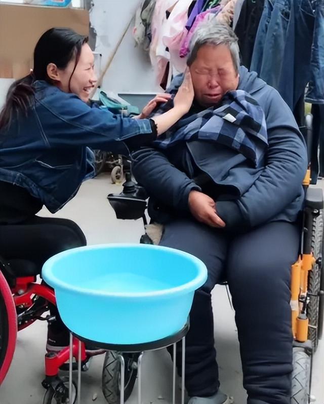2009年女子翻墙摔截瘫，男友租5平房子照顾，连续四年背她爬泰山