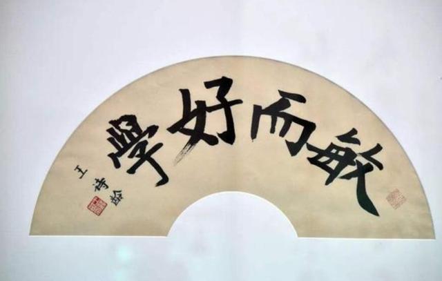 12岁王诗龄豪宅拍照瘦一圈！穿短裤双腿超细长，下巴溜尖五官立体