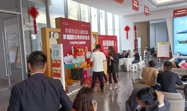 又一个知名房企暴雷！重庆多个工地疑似停工，复工演戏被打脸