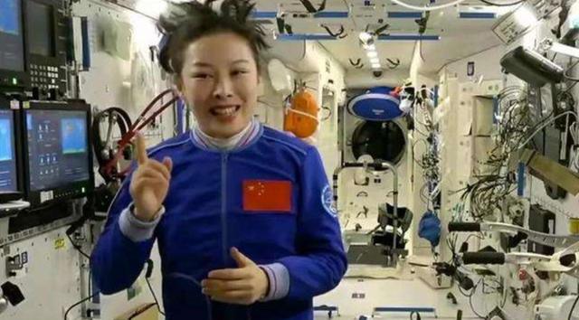 宇宙的颜色是什么？王亚平：太空是深邃的黑色！被NASA骗了？