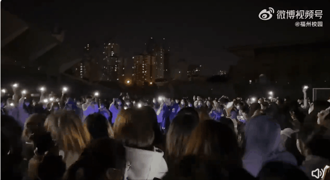 上海人做核酸，堪称时装秀