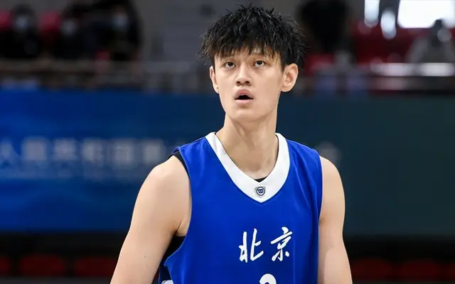 On September 6, Beijing time, Zeng Fanbo passed the CBA physical ...