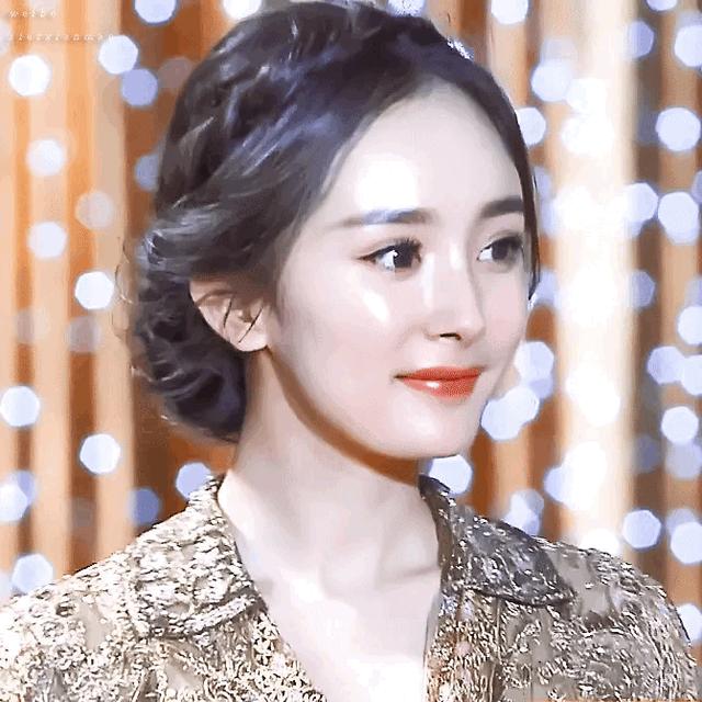 「新华社」杨幂年经时候(杨幂从小到大的容貌)