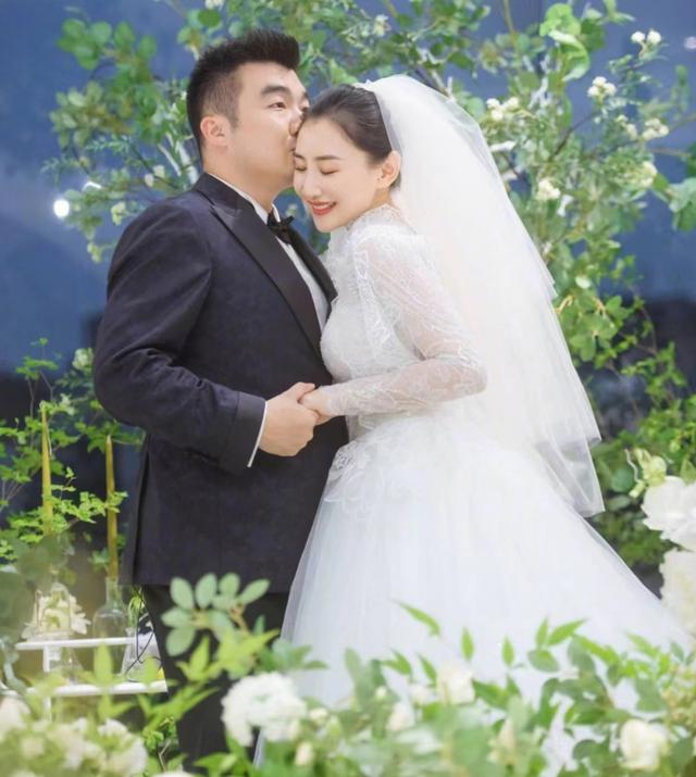 何雯娜与陈一冰分手11年!她单身8年闪婚生女,他婚后6年晒全家福