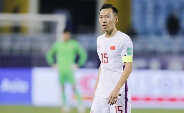 同是国足！王晓雪舍身堵球送女足登顶，吴曦躲球推男足跌入谷底