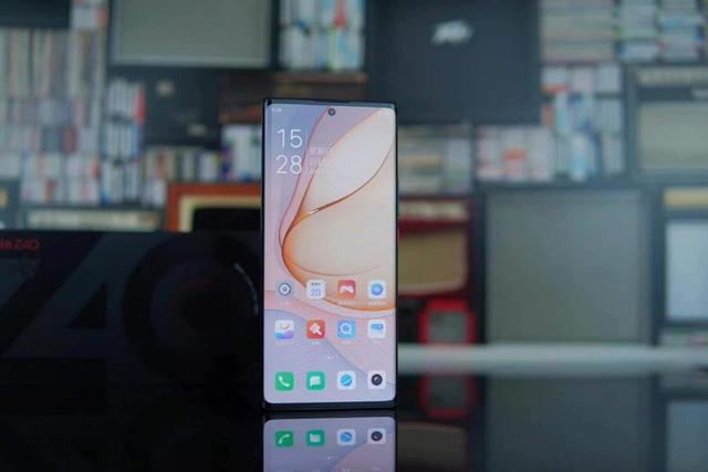 12+256GB，骁龙8+潜望式长焦+双主摄OIS防抖，长续航闪充加持