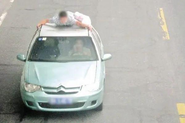 华人女司机疯了，丈夫挂车顶手抓行李架，她将车开上高速公路