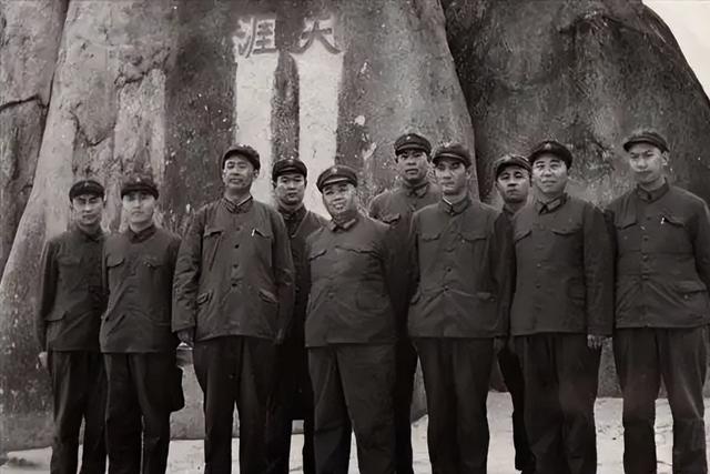 孟良崮战役战前为何许世友会怒摔粟裕的电话，战后则被陈老总批评