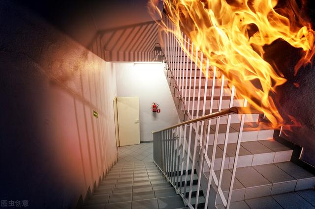 郑州34层高楼失火，“烟囱效应”太可怕，逃生该往上还是往下？