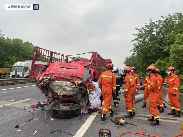 杭州高速4辆货车追尾，被救5人已送医救治