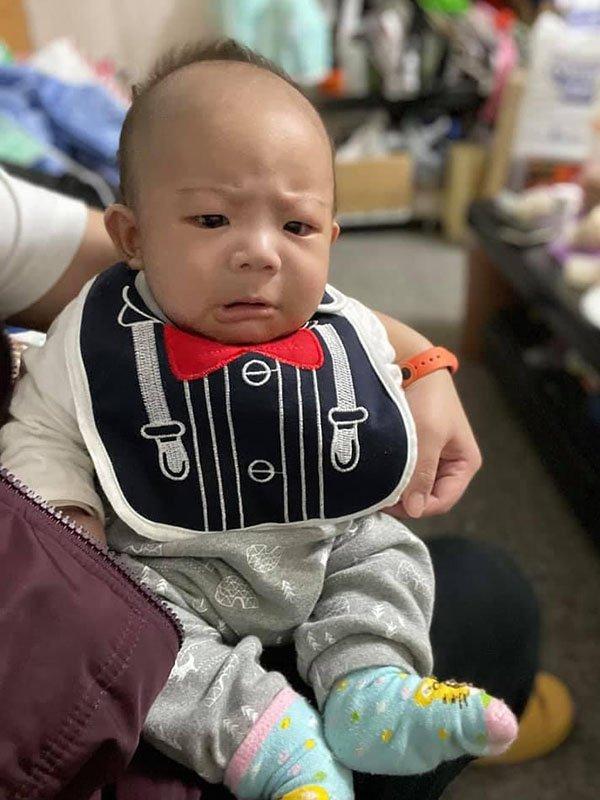 有没有觉得宝宝被骂的表情超可爱？网友妈捕捉小孩哭哭前的0.01秒