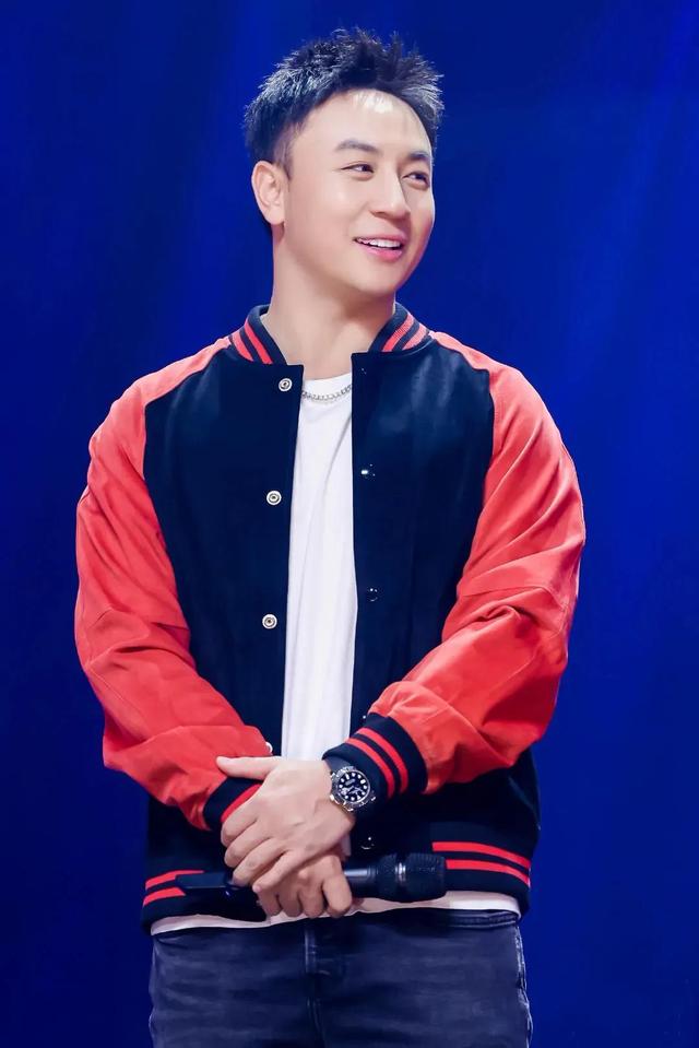 释小龙童星上台颁奖(童星释小龙开豪车陪娇妻看别墅)(5)