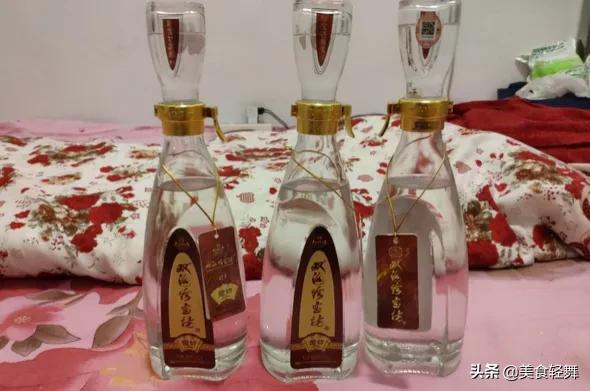 80后男子看到65岁父亲的“白酒单”，当场愣住，随后痛哭流涕