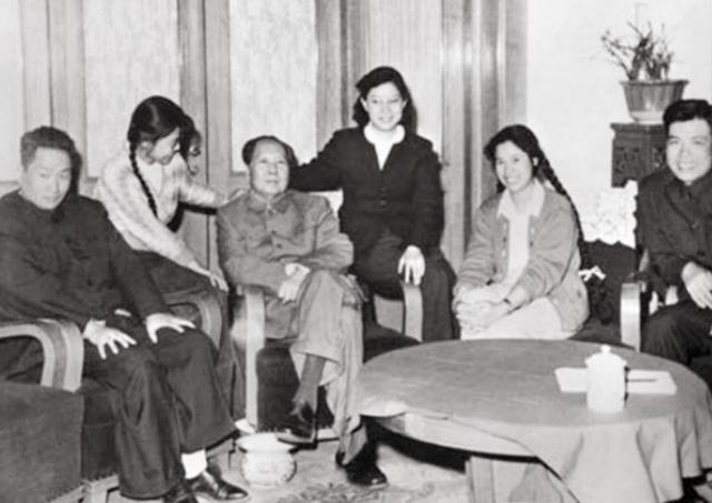 2008年，邵华逝世，毛新宇透露母亲遗愿：想和父亲陪伴在奶奶身边