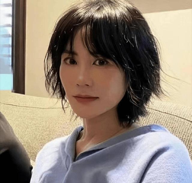 53岁王菲晒生图！皮肤紧致白皙，不输李亚鹏小19岁女友，太漂亮了