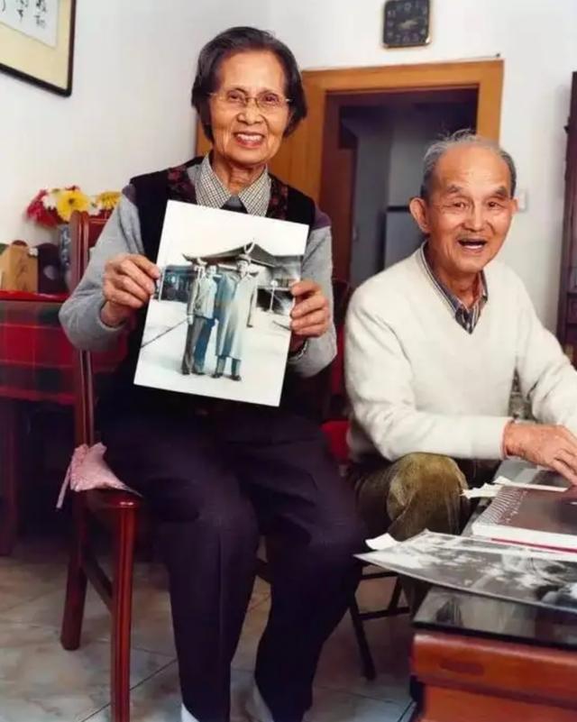 1949年开国大典，周恩来领着一个女孩，见到毛泽东就喊：大首长