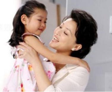 杨澜与富豪吴征携手步入了婚姻的殿堂1996年,儿子出生,杨澜停掉了