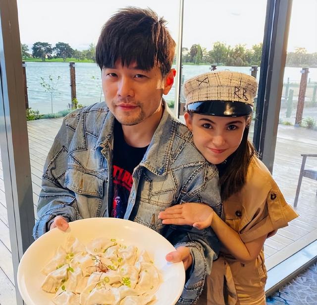 昆凌三胎产女，周杰伦公开晒女儿正脸照：母女兩位都辛苦了