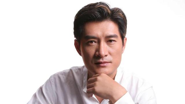 現年62歲的黃安已經離婚，最近他和現任伴侶一同參加聚會 - 天天要聞