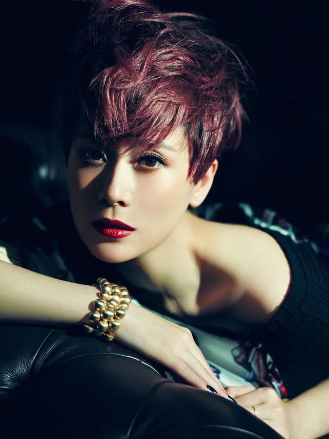 惹怒宋佳，抱黄磊大腿，25岁就结婚生子的海清，为何这么“狂”？