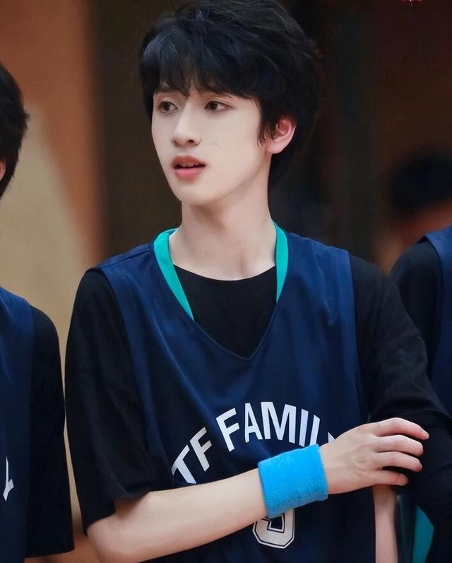 也是在这时,急需组建新团的李飞重新开始审视严浩翔,觉得他是个可塑之