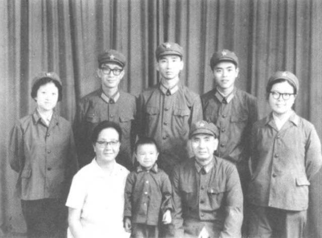 1982年，开国上将杨勇咳嗽不止，医生一摸腹部：肝怎么掉下来了？