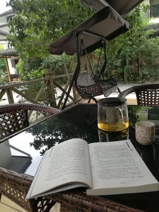 一壶清茶许流年，半卷诗书慰平生