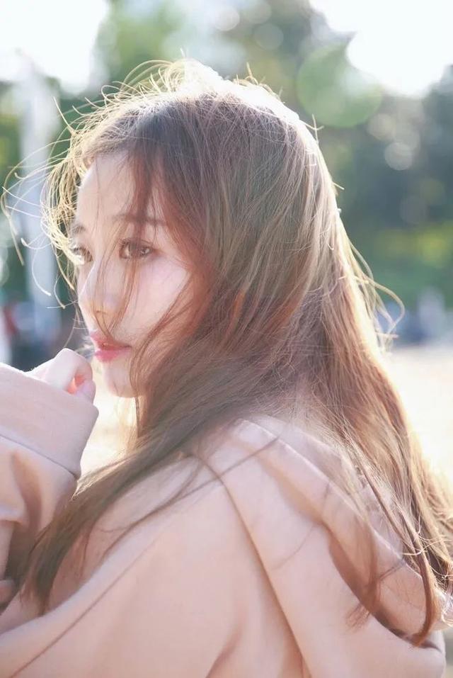 活在自己的热爱里，而不是别人的眼光里