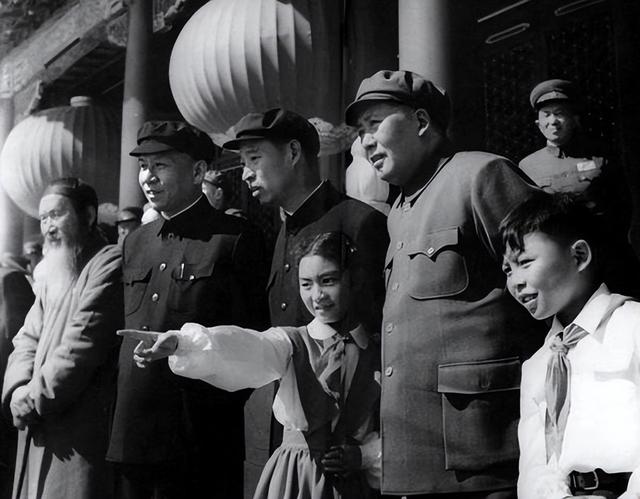 1969年周恩来与苏联总理柯西金会面，话语强硬：你敢核打击就开战