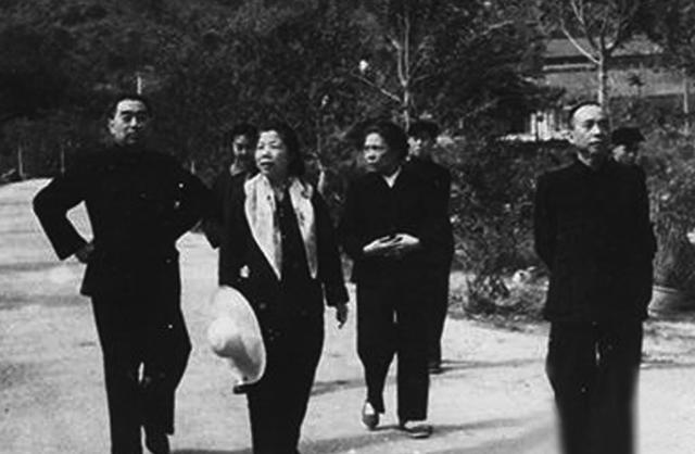 李富春病逝后，蔡畅泣不成声，邓小平轻声安抚：周总理让你多保重