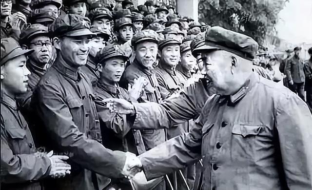 对越反击战，粟裕大将不过72岁，为何却让73岁的许世友挂帅出征？
