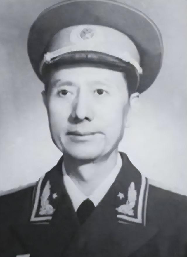 1950年徐向前去怀仁堂开会，周恩来看着最后一排笑了：你换个座位