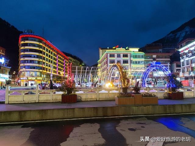僅有12萬人的城市，城市面積狹小，酒店賓館卻多達100家