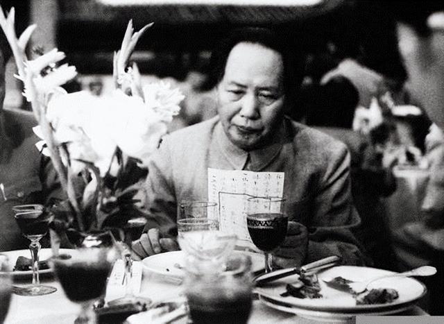 1972年，毛主席穿睡衣参加陈毅追悼会，遗孀眼含泪花：您怎么来了