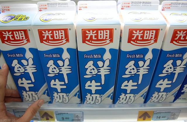 实体店一箱牛奶卖50元，网上却只卖25元？为何价格会差这么多？