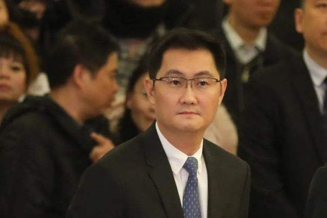 香港单日确诊破6千，李嘉诚父子还没出手，郑裕彤家族先出手了