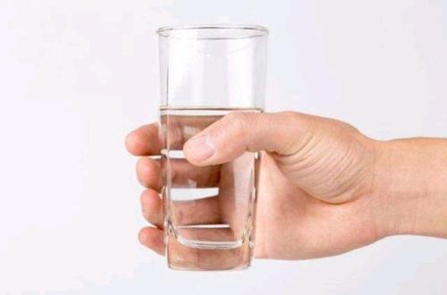 糖尿病人要学会正确喝水，3种水易升糖要少喝，2种水有助于身体