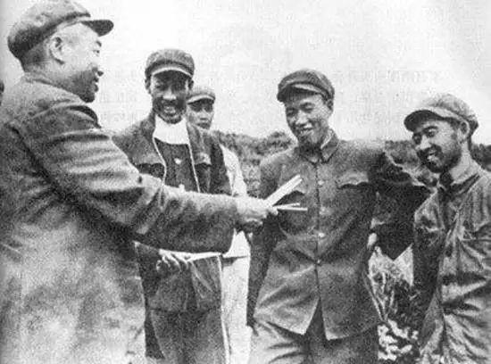 第一批入朝的4位军长，回国后被伟人宴请，领了多少奖金