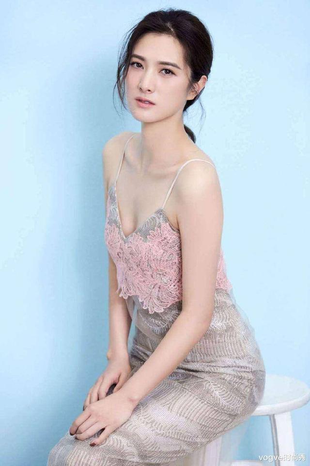 隋俊波：父亲禁止她恋爱，错过靳东保剑锋后被催婚，如今怎样了？