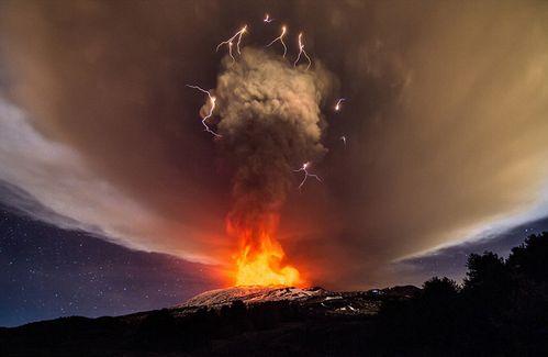 埃特纳火山突发猛喷！烟柱直冲1万米，是何原因？危害或超汤加